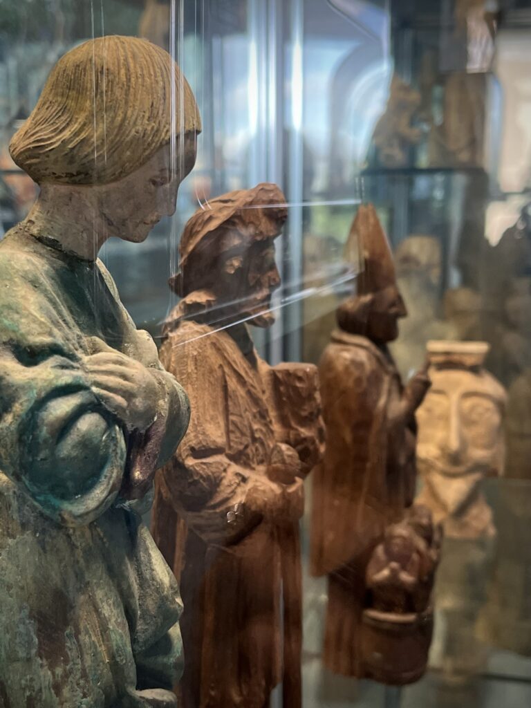 Détail de vitrine. Saints sous l’œil de Don Quichotte.